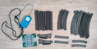 Lotto binari treno, trasformatore e passante