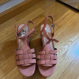 Sandalias de cuña color coral