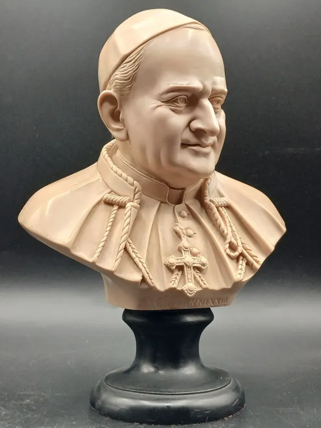 Figura Papal Marmolita