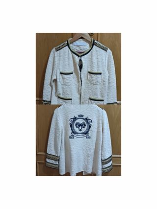 Chaqueta blanca con bordados dorados