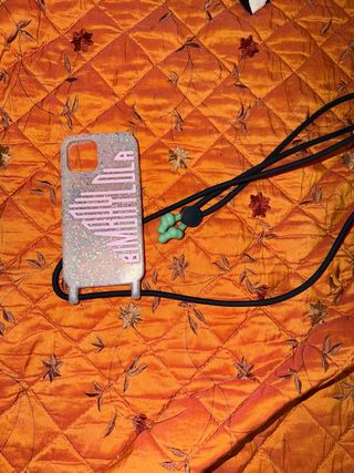 Funda móvil con purpurina y cordón iphone 12