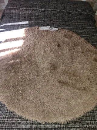 Alfombra mullida redonda beige y marrón sin usar