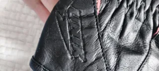 Guantes de moto negros con detalles rosas