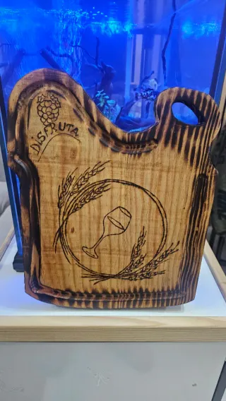 Tabla de cortar de madera con diseño