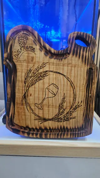 Tabla de cortar de madera con diseño