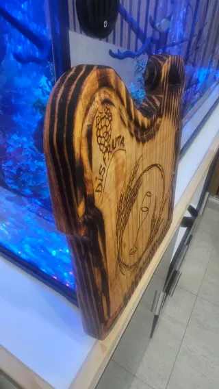 Tabla de cortar de madera con diseño