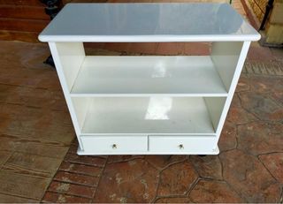 Mueble blanco con cajones y estantes