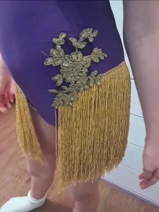 Abito da gara viola con frange oro e fiori ricamat