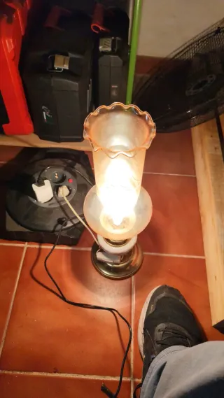 Lámpara de mesa dorada y transparente