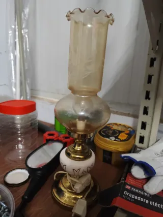 Lámpara de mesa dorada y transparente