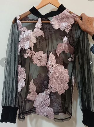 Blusa floral bordada