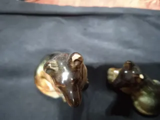 2 Perritos cerámica beige y marrón