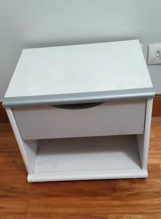 Mesita de noche blanca y plateada