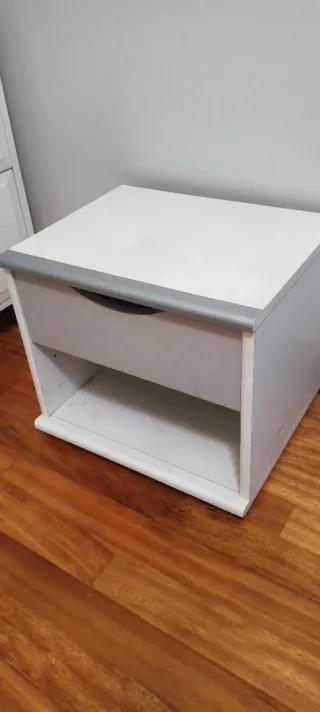 Mesita de noche blanca y plateada