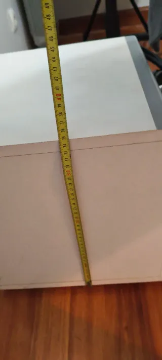 Mesita de noche blanca y plateada