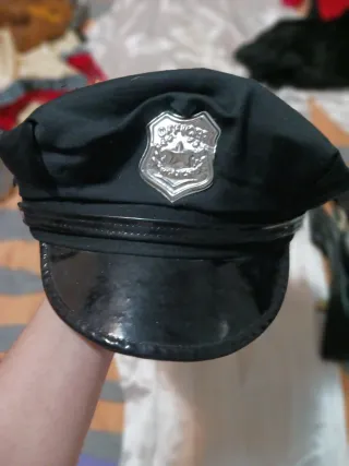 Gorro de policía con insignia