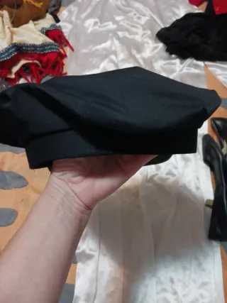 Gorro de policía con insignia