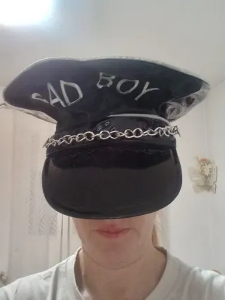 Gorro de policía con insignia