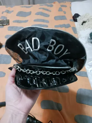 Gorro de policía con insignia