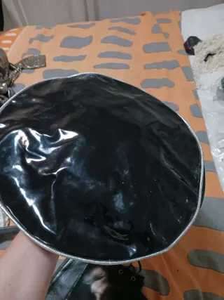 Gorro de policía con insignia