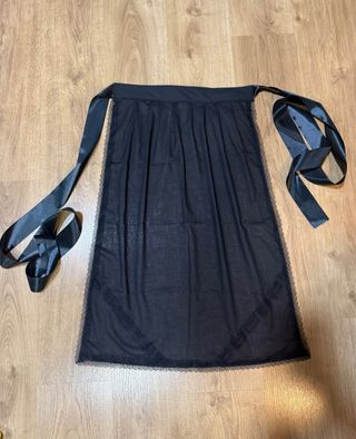 Delantal huertana negro con lazos.