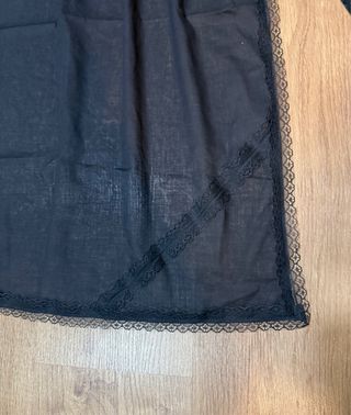 Delantal huertana negro con lazos.