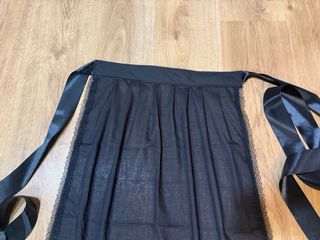 Delantal huertana negro con lazos.