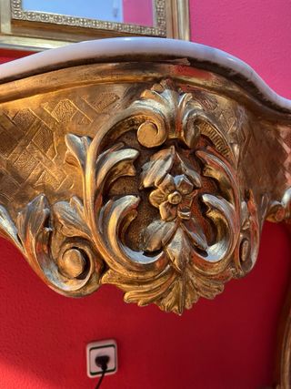Consola Dorada con Mármol