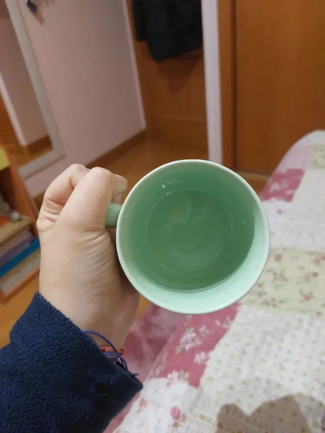 Taza de cerámica con lunares verdes