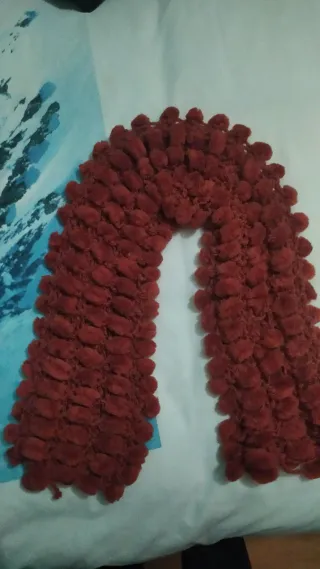 BUFANDA CORTA DE LANA CON BOLITAS COLOR TEJA