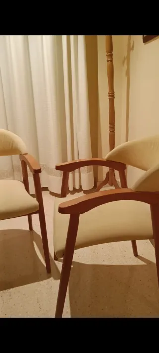 Butacas de madera tapizadas en beige