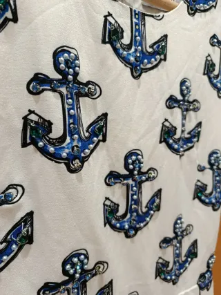 Vestido con estampado y pedrería