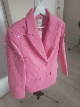Conjunto Le Cruel Traje Rosa y Camiseta Negra
