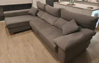 Sofá chaise longue gris 4 plazas, con almacenaje.