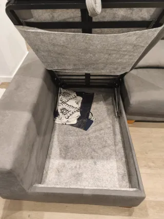 Sofá chaise longue gris 4 plazas, con almacenaje.