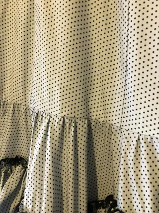 Traje de flamenca gris con lunares en negro.