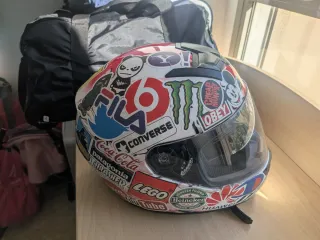 Casco LS2 con pegatinas personalizadas