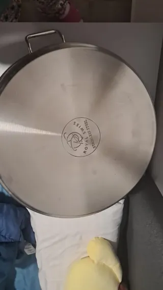 Olla grande de metal, nueva sin utilizar