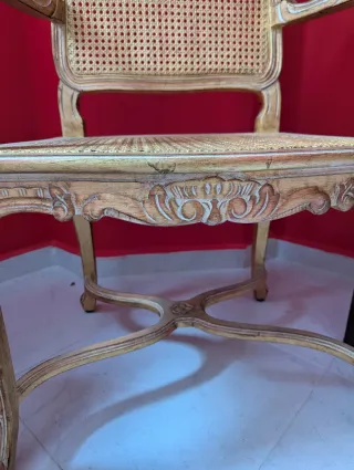 Butaca clásica de madera y rejilla