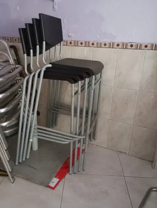 4 Sillas alta de bar metálica y plástica