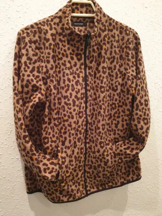 Chaqueta polar in extenso estampado leopardo
