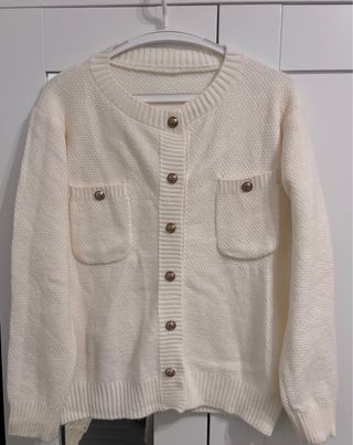 Cárdigan Blanco con Botones Dorados