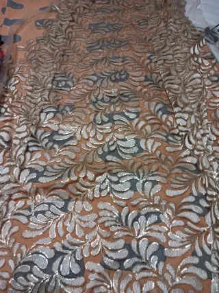 Tela bordada dorada y naranja