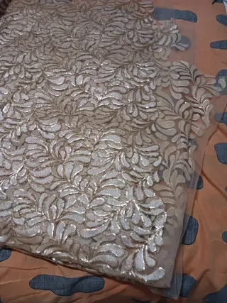 Tela bordada dorada y naranja