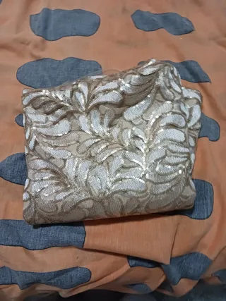 Tela bordada dorada y naranja