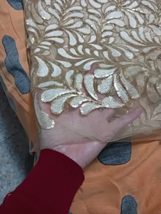 Tela bordada dorada y naranja