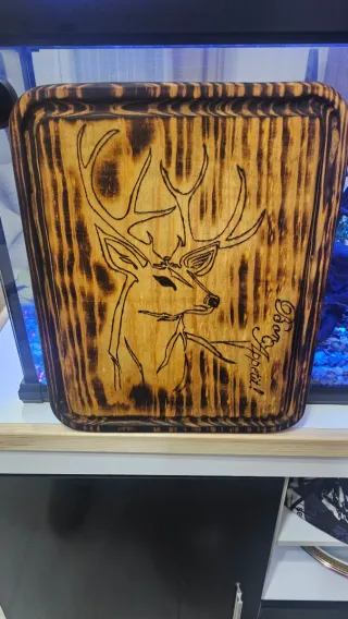 Tabla de cortar madera con ciervo