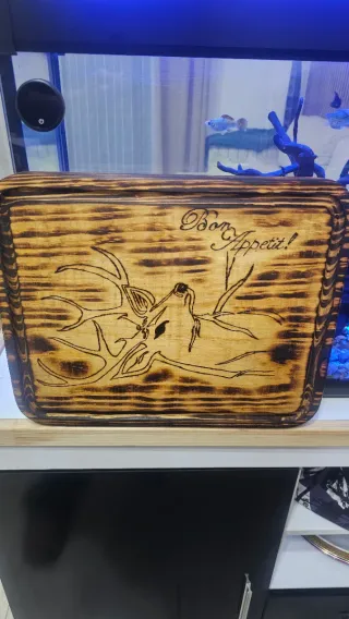 Tabla de cortar madera con ciervo