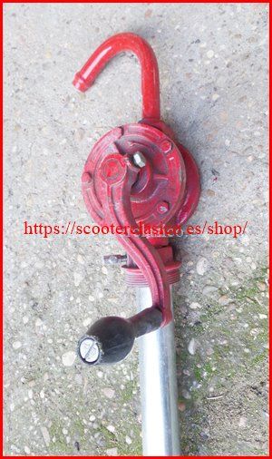 Bomba manual de manivela roja