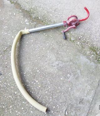 Bomba manual de manivela roja